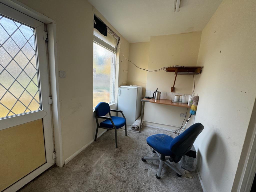 Lot: 94 - TOWN CENTRE SINGLE STOREY BUILDING WITH POTENTIAL - Reception room